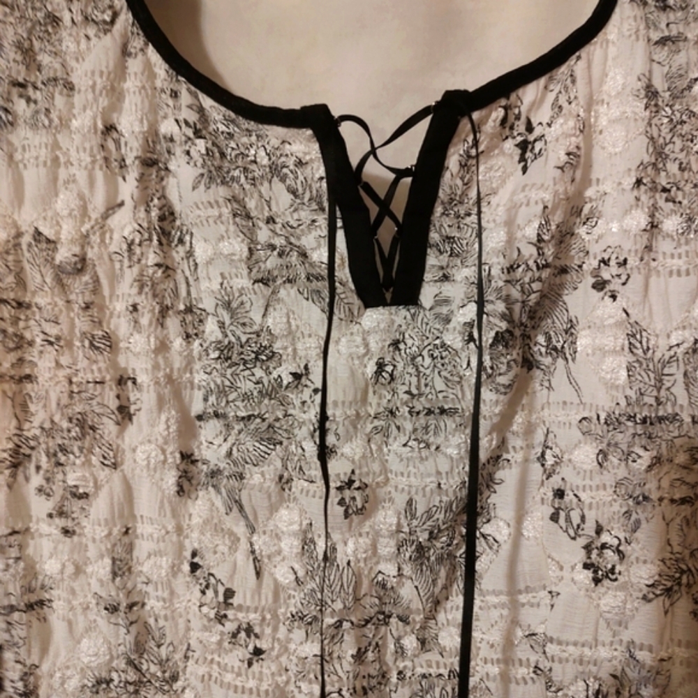 🖤🤍🖤 Romantic Black & White Sheer Floral Lace & Satin Top - L - Picture 8 of 11
